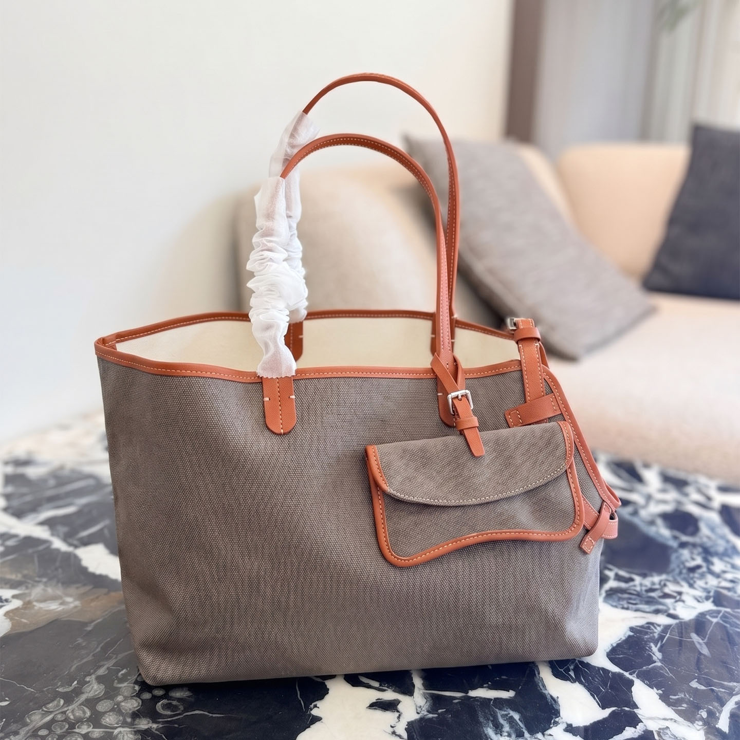 Designer Pet Carrier Bag Luxury Women Tote Bags Luxury Influencer Style Dog Cat Travel Handbags Large Capacity Bone Charm Puppy Purse Fashion Outdoor Shoulder Bag