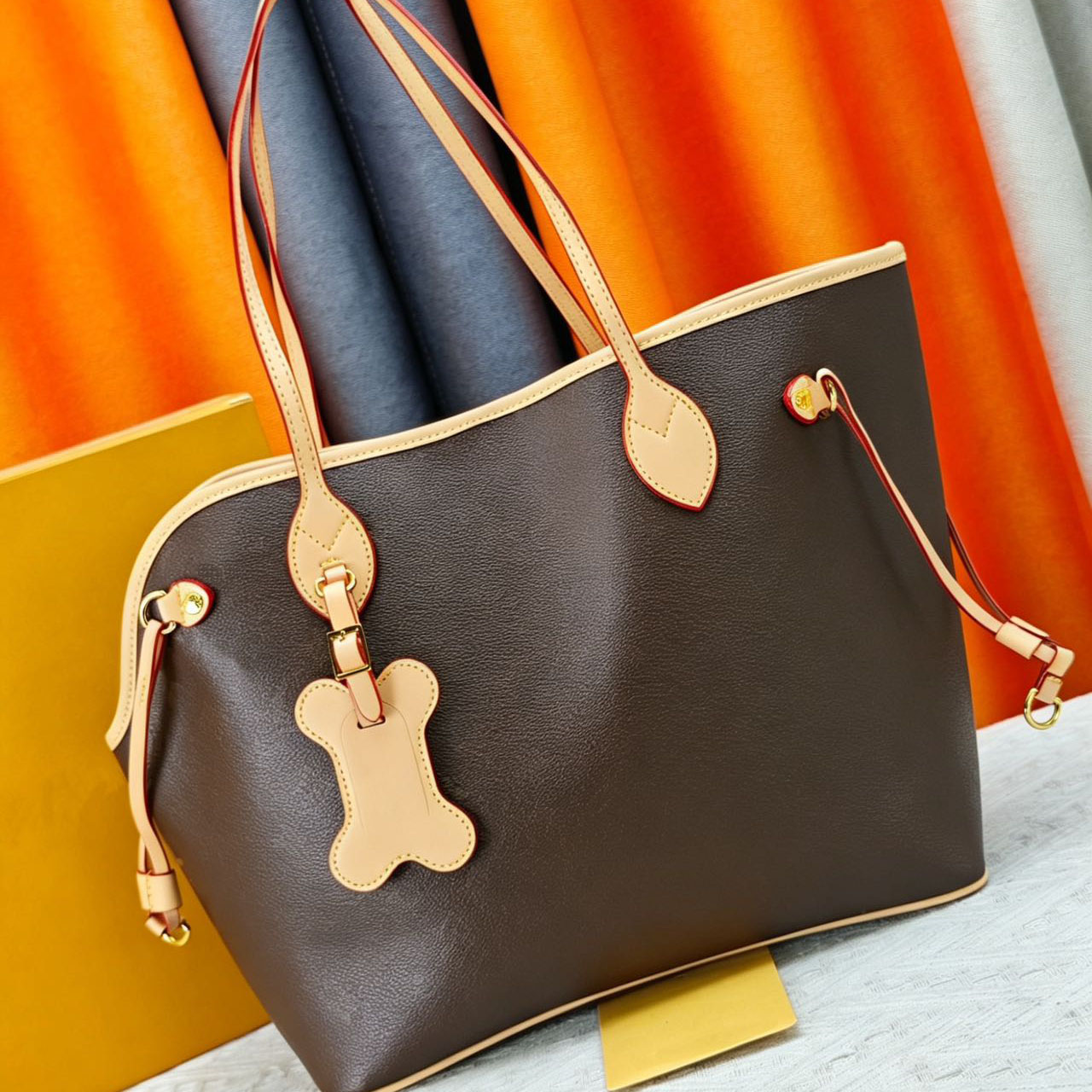 Designer Pet Carrier Bag Luxury Women Tote Bags Luxury Influencer Style Dog Cat Travel Handbags Large Capacity Bone Charm Puppy Purse Fashion Outdoor Shoulder Bag